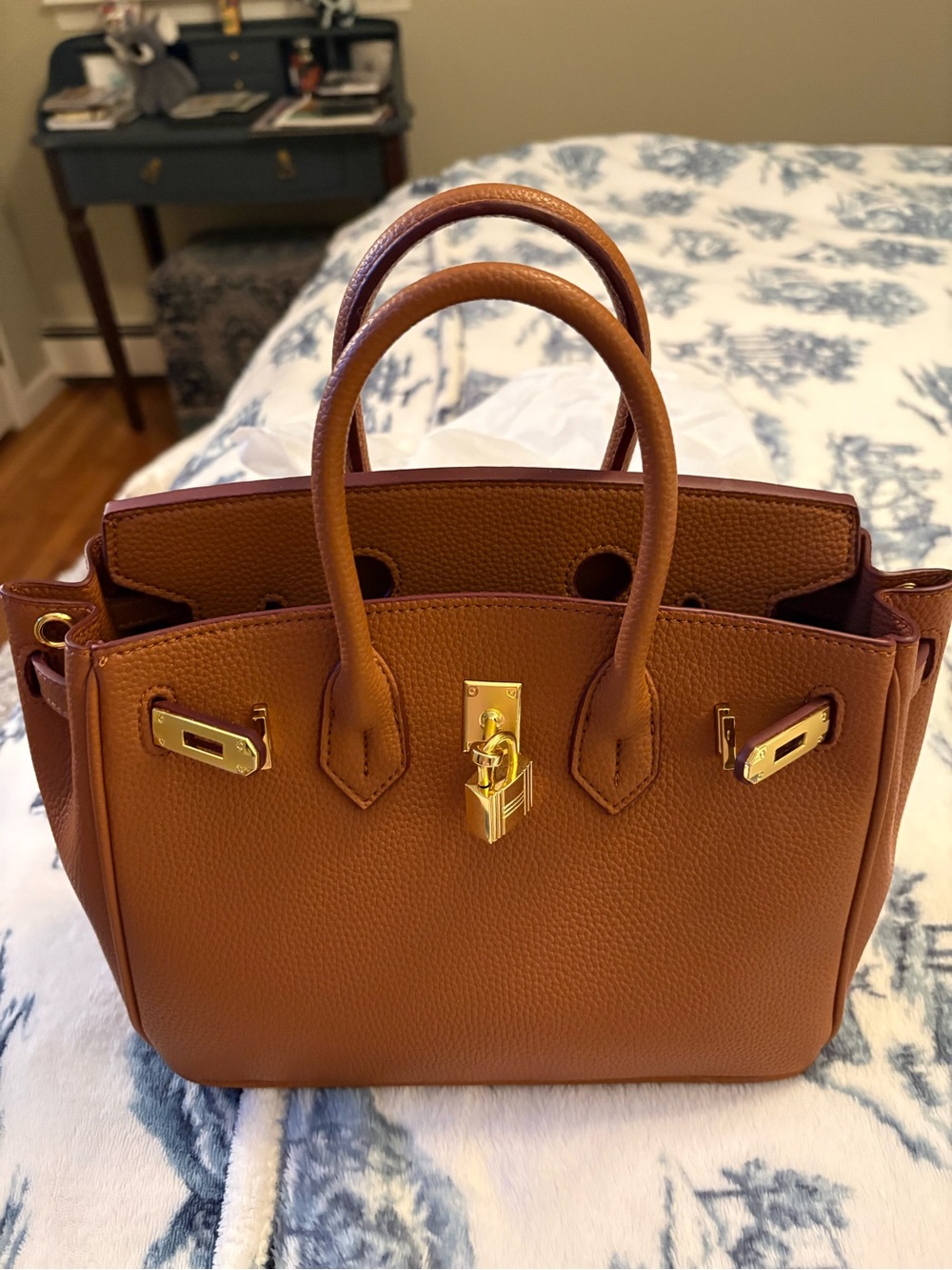 Lanuva Classic Brown Leather Tote Handbag with Gold Hardware